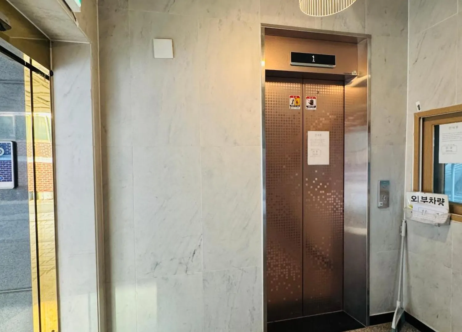 201, Atelier Seongsu Riverside Loft Cherry Blossom Road Han River Airport Bus Séoul Appartement